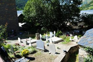 Cementerio de de Barrabés (1) Entre piedras y cipreses